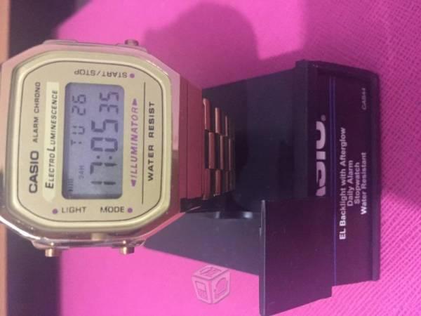 Reloj Casio dorado y plateado original