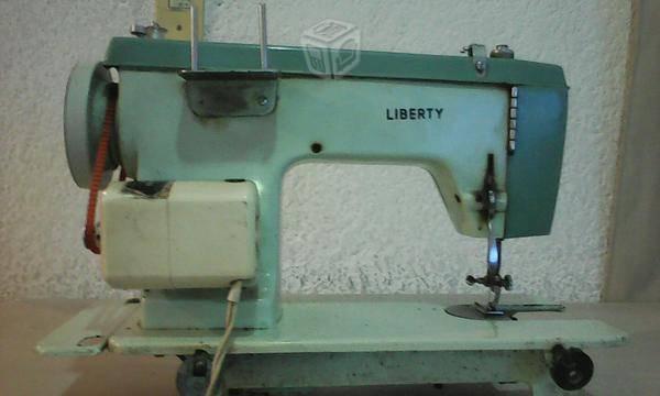 Maquina de coser Liberty con mueble de madera