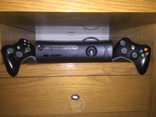 Xbox 360 negro con dos controles