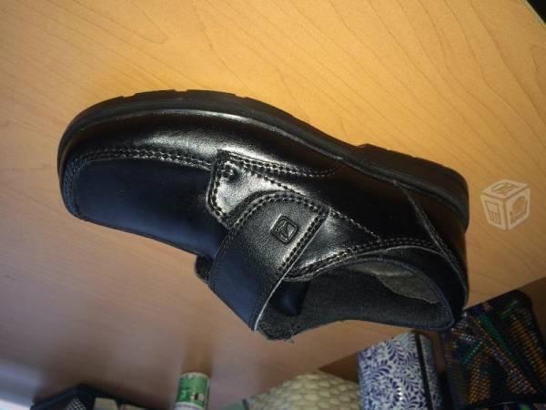 Zapatos negros para niño nuevos, talla 18
