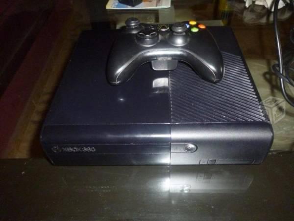 Xbox 360 Slim E con Gears Of War 3 y complementos