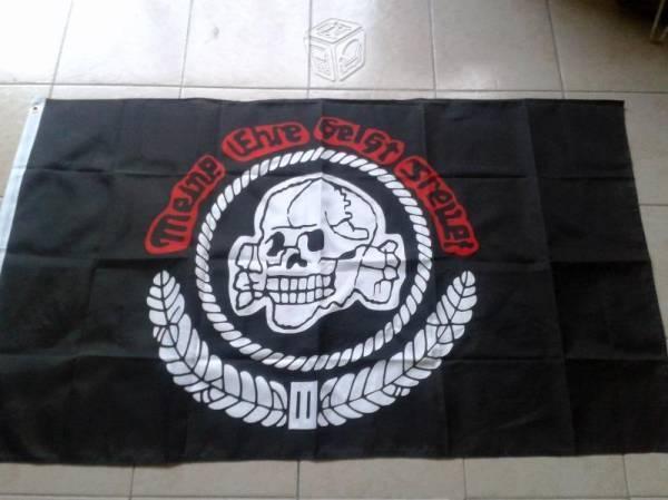 Bandera alemana totenkopf: meine ehre heisst treue