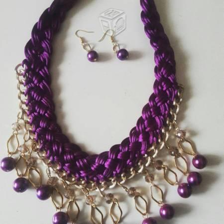 collar morado