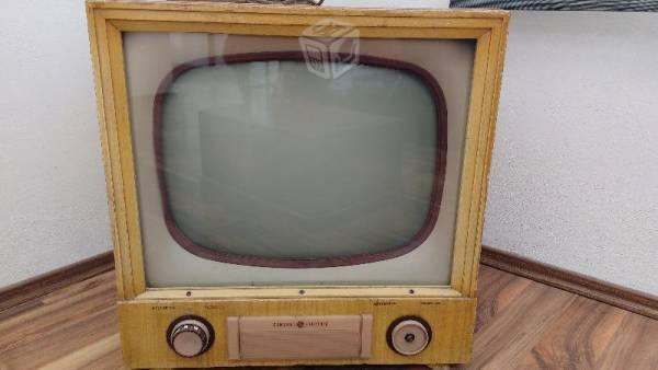 Telvision de madera antiguo