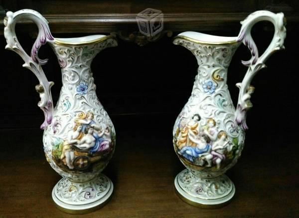 Par de jarrones antiguos de porcelana italiana