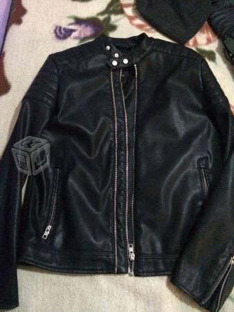 Chamarra pull & bear seminueva
