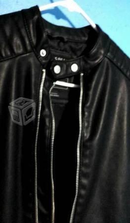 Chamarra pull & bear seminueva