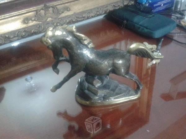 Figura de bronce caballo