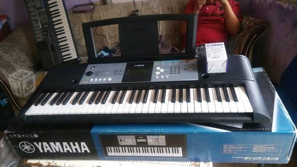 Teclado yamaha psr-e233 como nuevo