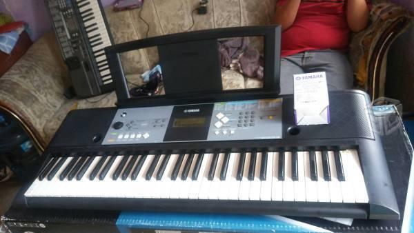 Teclado yamaha psr-e233 como nuevo