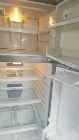 Refrigerador gris whirpool