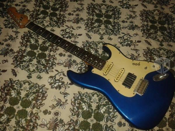 Teclado Roland RS-50 y Fender Stratocaster