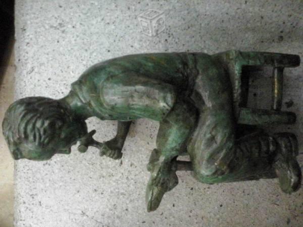 remato escultura de bronce antigua zapatero 60s