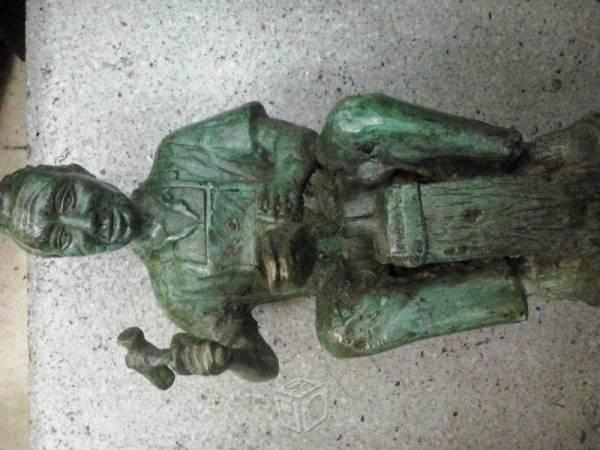 remato escultura de bronce antigua zapatero 60s