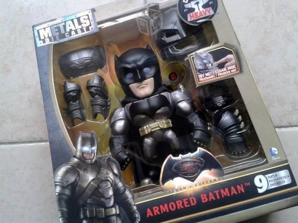 Metals die cast. batman grande con armadura y luz