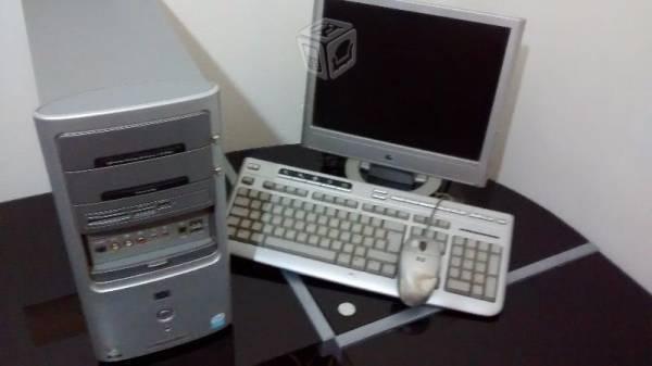 Maquina hp con monitor y teclado