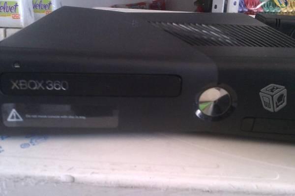 Xbox 360 negra con kinect