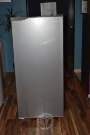 Refrigerador gris metalico mabe