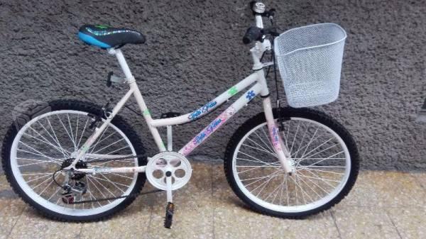 Bicicleta seminueva floral rodada 24 6 velocidades