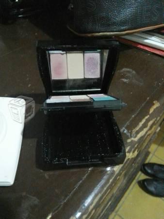 Estuche de sombras MARY KAY y JAFRA