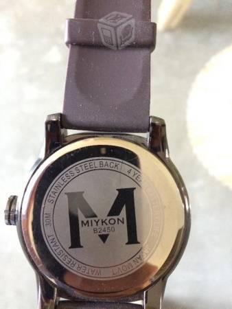 Reloj marca MIYKON