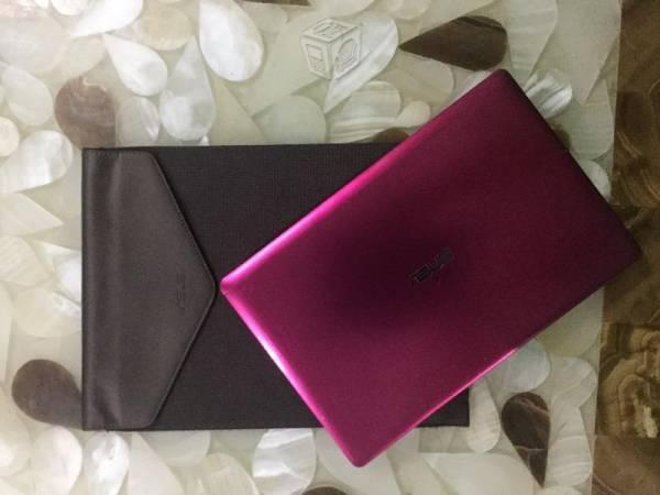 Laptop Asus color rosa extraplana 12 pulgadas