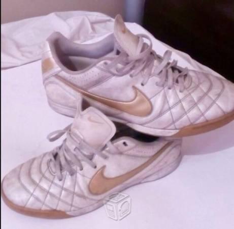 Zapatos de futbol sala Nike Tiempo (número 8.5 MX)